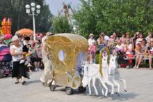Урай: Золотая карета, запряженная двумя белыми  лошадьми, завоевала 1 место в конкурсе оформления детских колясок.