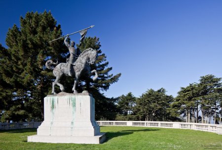 Фото памятника Эль-Сиду на его верном коне