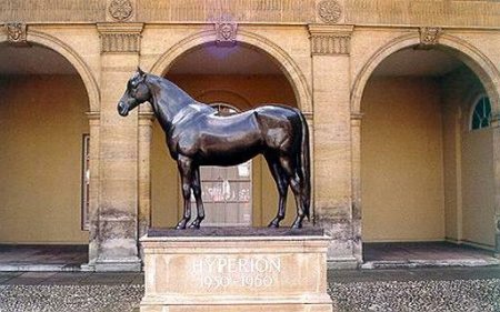 Фото памятника лошади по кличке Гиперион