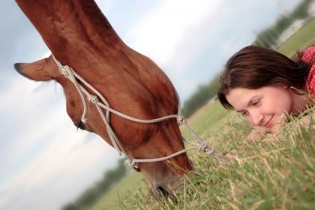 Фото девушки и лошади рыжей масти