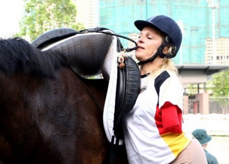 Беттина Эстель (Bettina Eistel) седлает лошадь