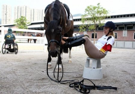 Беттина Эстель (Bettina Eistel) седлает лошадь