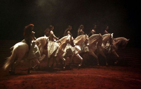 Группа всадников в театре