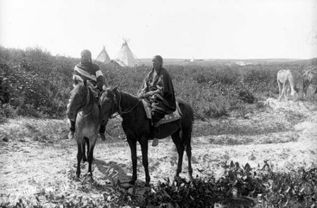 Фото двух индианок верхом на лошадях