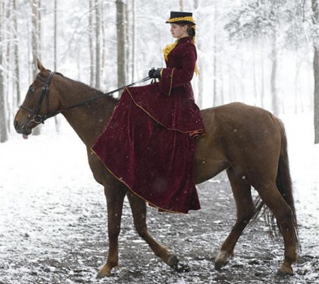 Верховая езда в дамском седле
