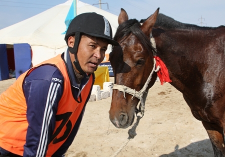 В Актау стартовал второй международный турнир по конным бегам