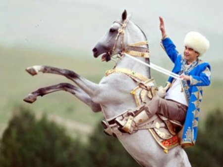 Конь ахалтекинец со своим хозяином