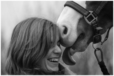 Счастливая девушка и её лошадка