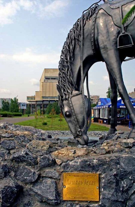 Памятник лошади