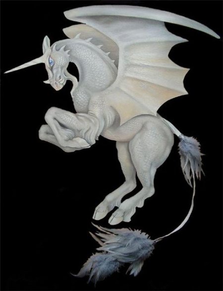 Белая гуррия с рогом