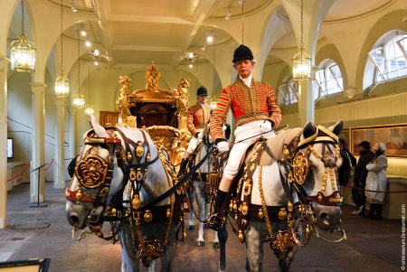 Четвёрка лошадей виндозорской серой породы серой в яблоко масти, запряжённых в Золотую карету