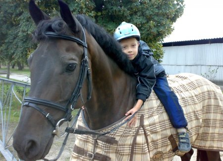 Ребёнок-инвалид верхом  на лошади.