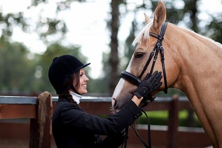 Фото девушки и лошади