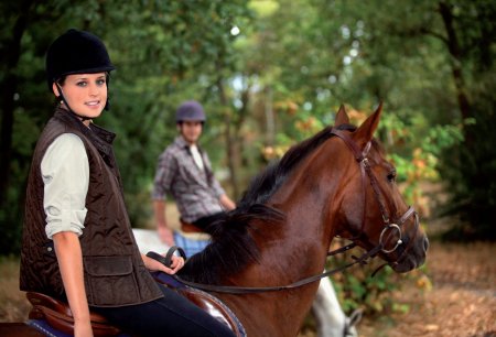 Фото девушки на верховой прогулке