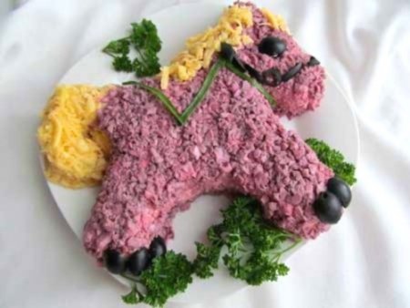 «Розовая лошадка» из курицы с яблоками и сыром