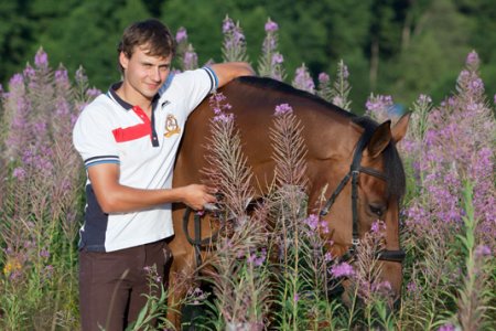 Фото мужчины и лошади