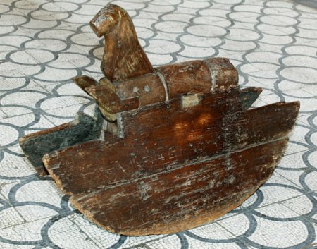 Фото одной из самых ранних лошадок-качалок, 17 век