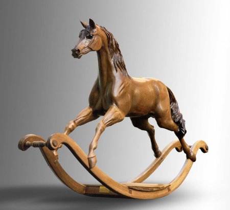 Фото изящной деревянной лошадки
