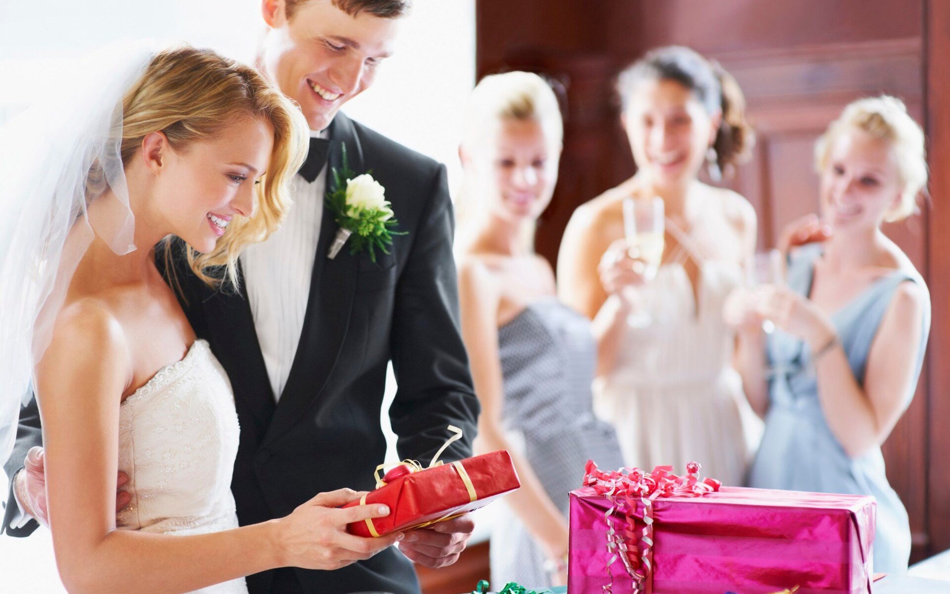 Как выбрать подарок на свадьбу: полезные советы и идеи