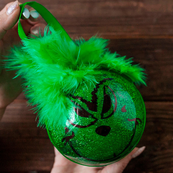 Как украсить заготовку елочного шара своими руками?