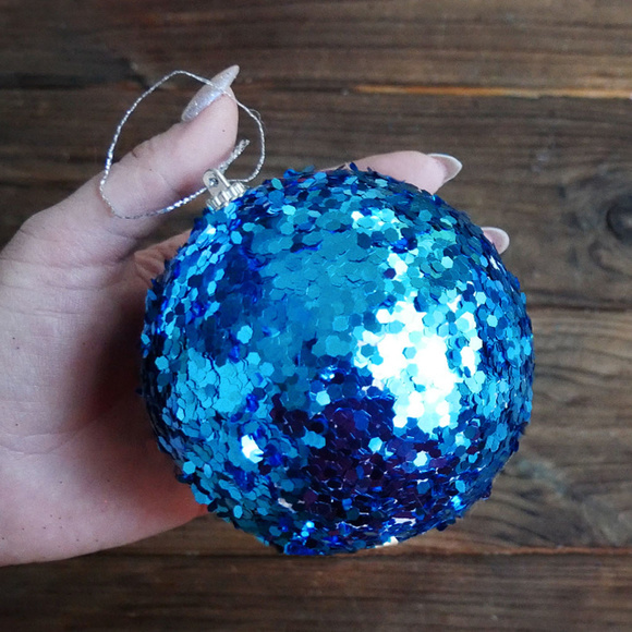 Как украсить заготовку елочного шара своими руками?