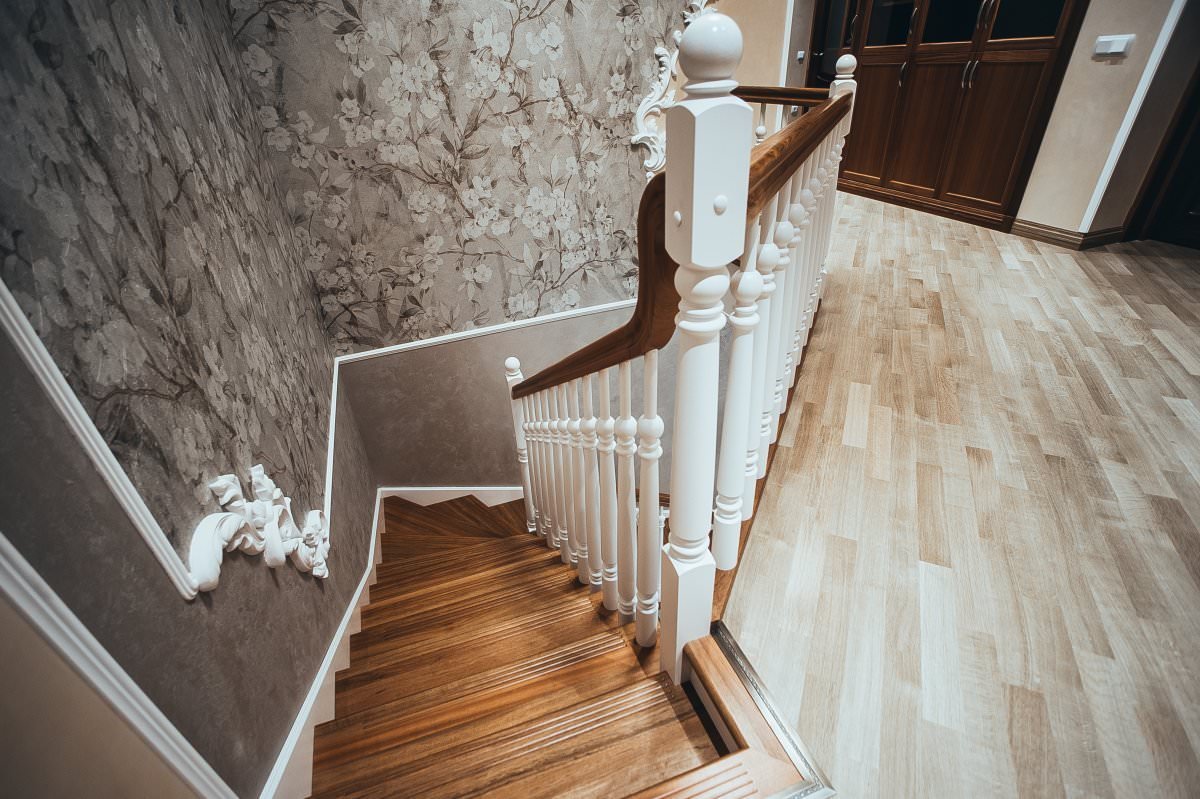Лестница в доме: как выбрать и украсить?