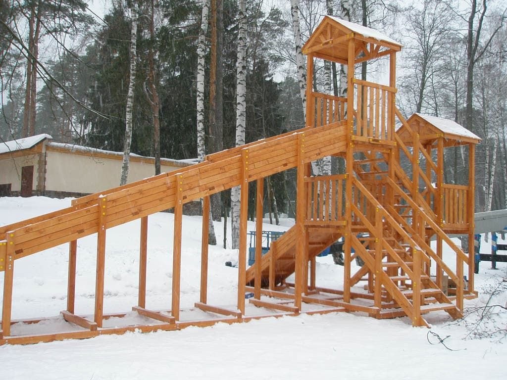 Деревянные горки для развлечения детей зимой